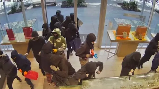 ವಿಕೆಟ್‌ ಹಾರಿಸಿದ 25 ಕಳ್ಳರ ದಾಳಿ: ಗ್ರಾಹಕರ ಮುಖವಾಡದಲ್ಲಿ ನುಗ್ಗಿ ಕೋಟಿ ಕಿಮ್ಮತ್ತಿನ ಚಿನ್ನ ದೋಚಿದ ದುಷ್ಕರ್ಮಿಗಳು!