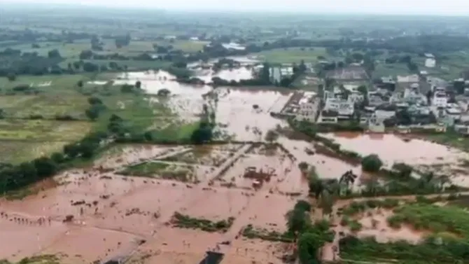 ಧಾರಾಕಾರ ಮಳೆಗೆ ಐತಿಹಾಸಿಕ ತ್ರಿಪುರಾಂತ ಕೆರೆ ಒಡೆದು, ಜಮೀನು, ಗಾರ್ಡನ್, ರಸ್ತೆ, ಬಡಾವಣೆಗಳಲ್ಲಿ ನೀರಿನ ಹೊಳೆ.