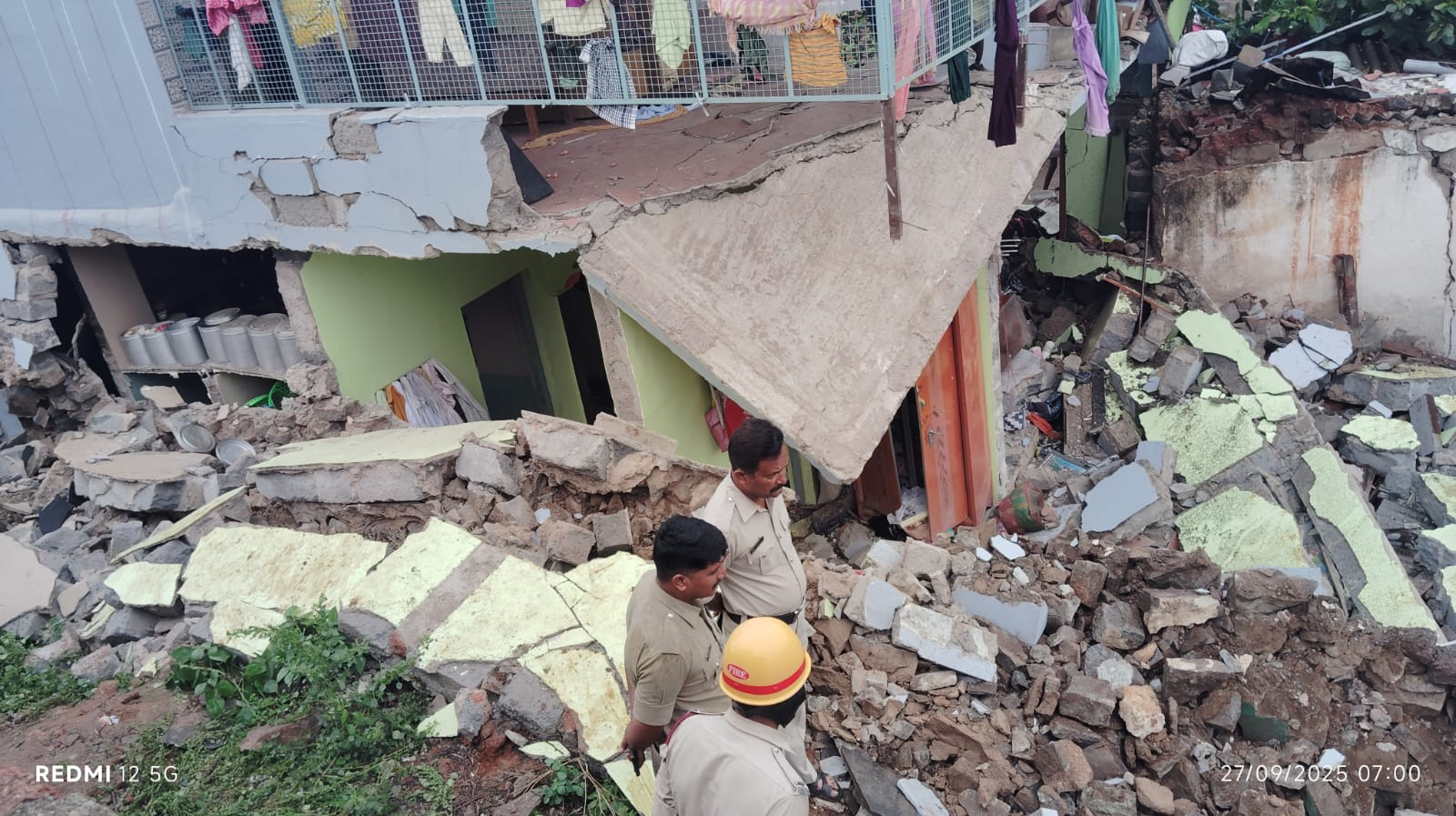 ಆಲೂರಿನಲ್ಲಿ ರಾತ್ರೋರಾತ್ರಿ ಭೀಕರ ಸ್ಫೋಟ: ಮನೆಯ ಗೋಡೆ ಛಿದ್ರ, ದಂಪತಿಗೆ ಗಂಭೀರ ಗಾಯ.