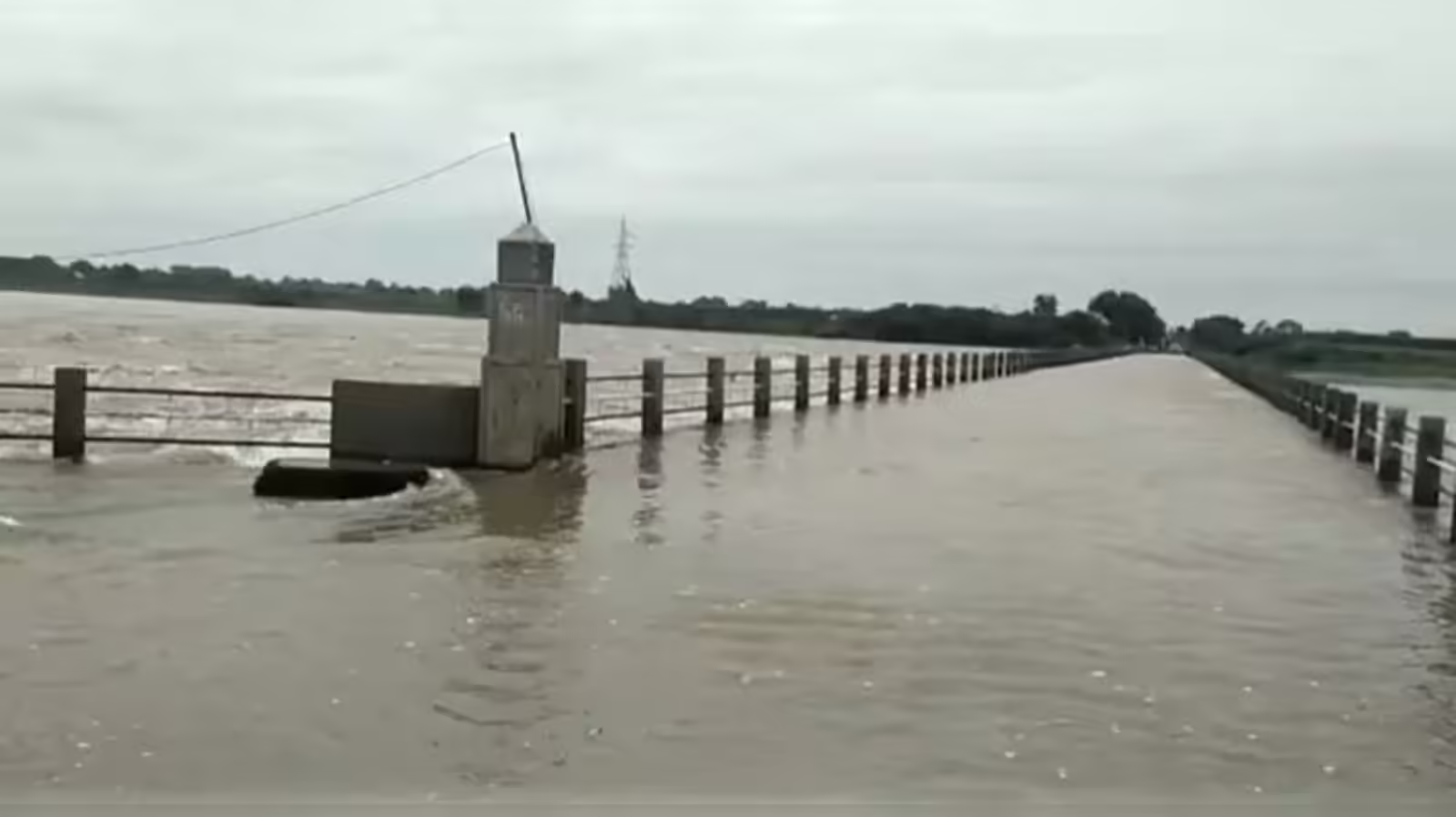 ಉಕ್ಕಿ ಹರಿಯುತ್ತಿದೆ ಭೀಮಾ ನದಿ: ಗಾಣಗಾಪುರ ಸೇತುವೆ ಮುಳುಗಡೆ.