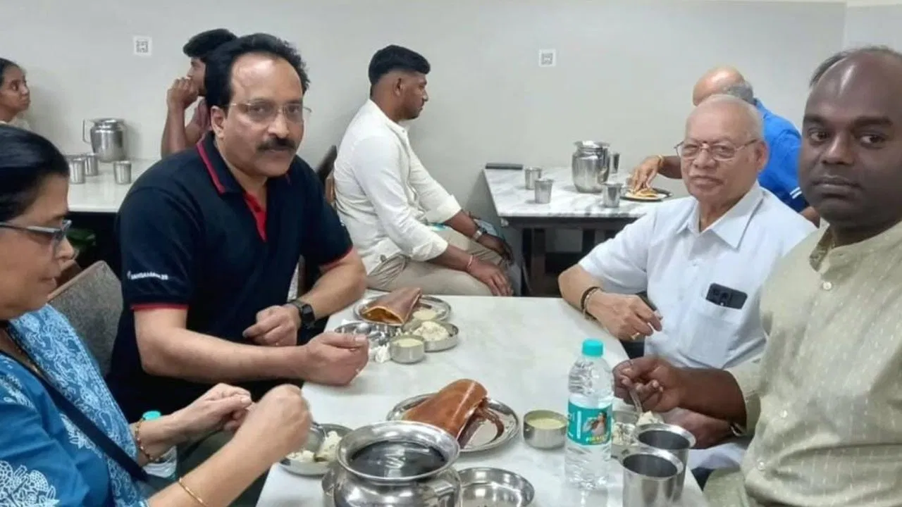 'ರಾಕೆಟ್ ಮ್ಯಾನ್' ಎಸ್. ಸೋಮನಾಥ್ ವಿದ್ಯಾರ್ಥಿ ಭವನದಲ್ಲಿ ದೋಸೆ ಸವಿದ ಕ್ಷಣ ವೈರಲ್!