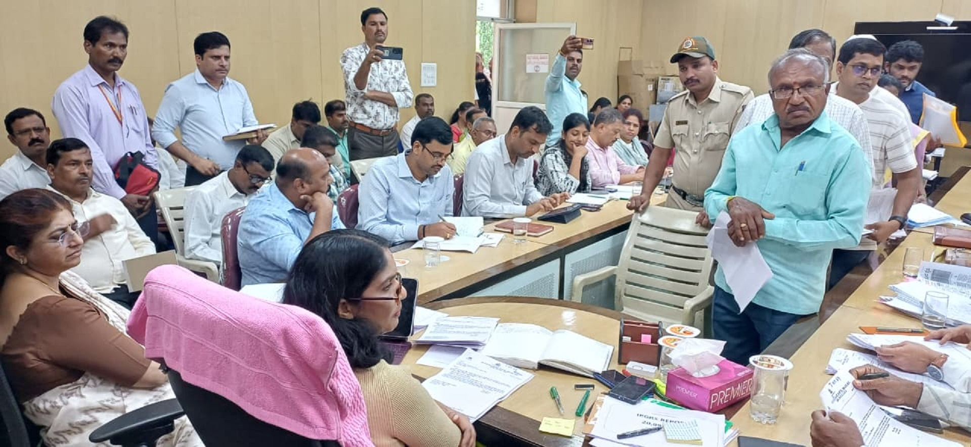 DC ಕಛೇರಿಯಲ್ಲಿ ಮಹಿಳೆಯ ಕಣ್ಣೀರು – ಅನಾಮಿಕ ಪತ್ರಗಳಿಂದ ತೊಂದರೆ, ಪೊಲೀಸರು ಗಮನವಿಲ್ಲ ಎಂದು ಆಕ್ರೋಶ.