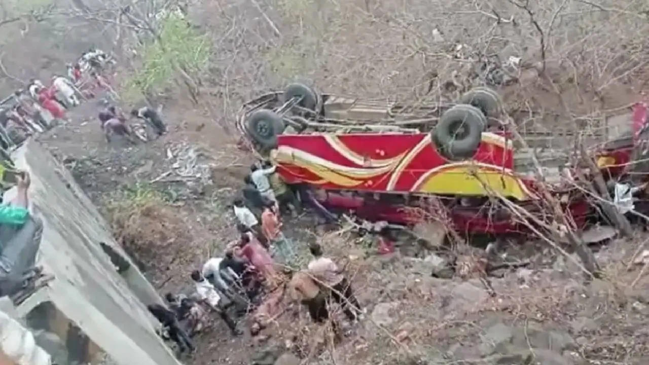 ಮಧ್ಯಪ್ರದೇಶದಲ್ಲಿ ಕಾರ್ಮಿಕರ ಬಸ್ ಪಲ್ಟಿ: ಮಹಿಳೆ ಸ್ಥಳದಲ್ಲೇ ಸಾ*, 24 ಜನರಿಗೆ ಗಂಭೀರ ಗಾಯ.