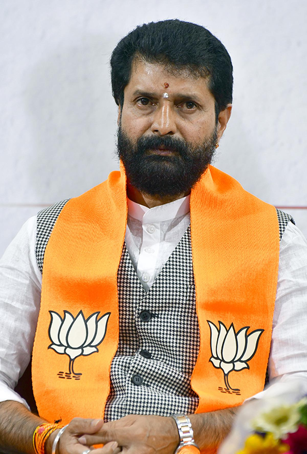 ಗಣೇಶನ ಮೂರ್ತಿಗೆ ಚಪ್ಪಲಿ ಹಾರ: ಆರೋಪಿಗೆ ಬಂಧನಕ್ಕಿಂತ ಮೊದಲು “ಹುಚ್ಚಿ ಪಟ್ಟ”! ಪೊಲೀಸ್ ಕ್ರಮದಿಂದ ವಿವಾದ.