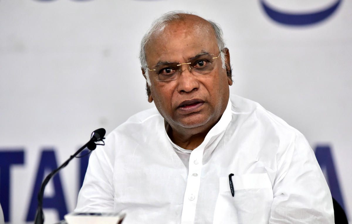 ರೈತ ಯುವಕನ ಪ್ರಶ್ನೆಗೆ ಖರ್ಗೆ ಗರಂ: "ಹೋಗಿ ಮೋದಿ, ಅಮಿತ್ ಶಾ ಬಳಿ ಕೇಳು" BJP ಟೀಕೆ ತೀವ್ರ!