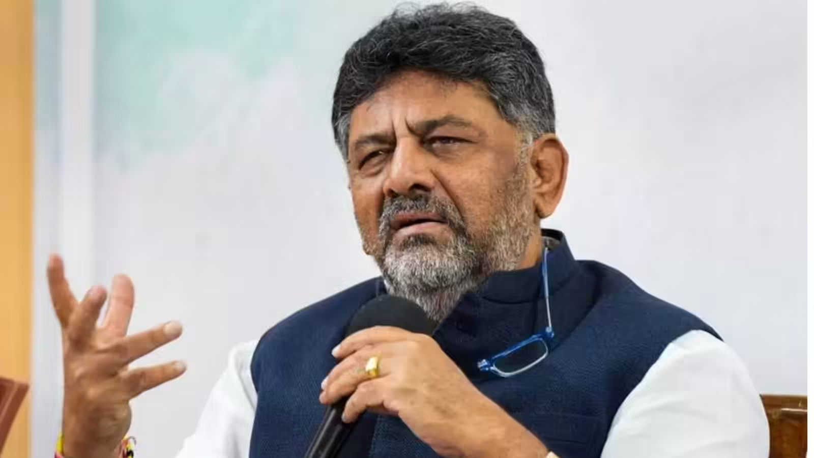 ಈಷ್ಟು ಪ್ರಶ್ನೆಗಳಿಗೆ ತಾಳ್ಮೆ ಇಲ್ಲ!” – ಸಮೀಕ್ಷಕರ ಮೇಲೆ DCM DK ಶಿವಕುಮಾರ್ ಗರಂ!