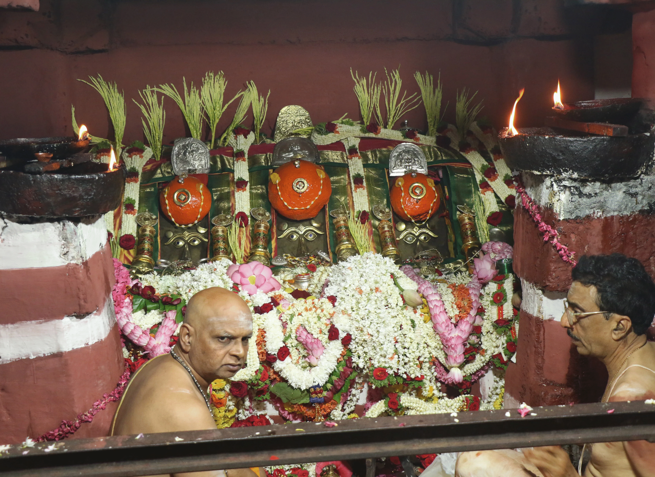 ಹಾಸನಾಂಬ ಸನ್ನಿಧಿಯಲ್ಲಿ ಡಿಕೆಶಿಯಿಂದ ನಾರಾಯಣಿ ಮಂತ್ರ ಮತ್ತು ಖಡ್ಗಮಾಲಾ ಸ್ತೋತ್ರ ಪಠಣ.