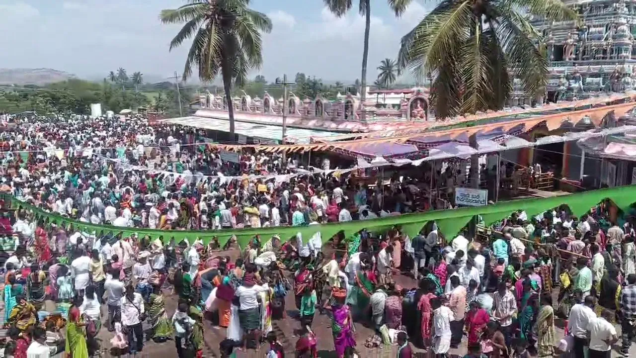 ಕೊಪ್ಪಳ ಜಿ. ಪ್ರಸಿದ್ಧ ಹುಲಿಗೆಮ್ಮ ದೇವಾಲಯದಲ್ಲಿ ದರ್ಶನ ವೇಳೆ ನೂಕುನುಗ್ಗಲು, ಕಾಲ್ತುಳಿತದಂಥ ಸ್ಥಿತಿ ನಿರ್ಮಾಣವಾಯಿತು.