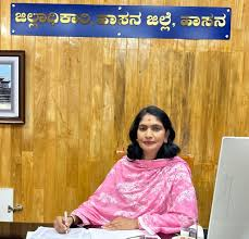 ಹಾಸನ ಸಿದ್ದೇಶ್ವರ ಸ್ವಾಮಿ ಕೆಂಡೋತ್ಸವ: ಭಕ್ತಿಭಾವದಿಂದ ಕೆಂಡ ಹಾಯ್ದ ಜಿಲ್ಲಾಧಿಕಾರಿ ಲತಾ ಕುಮಾರಿ!