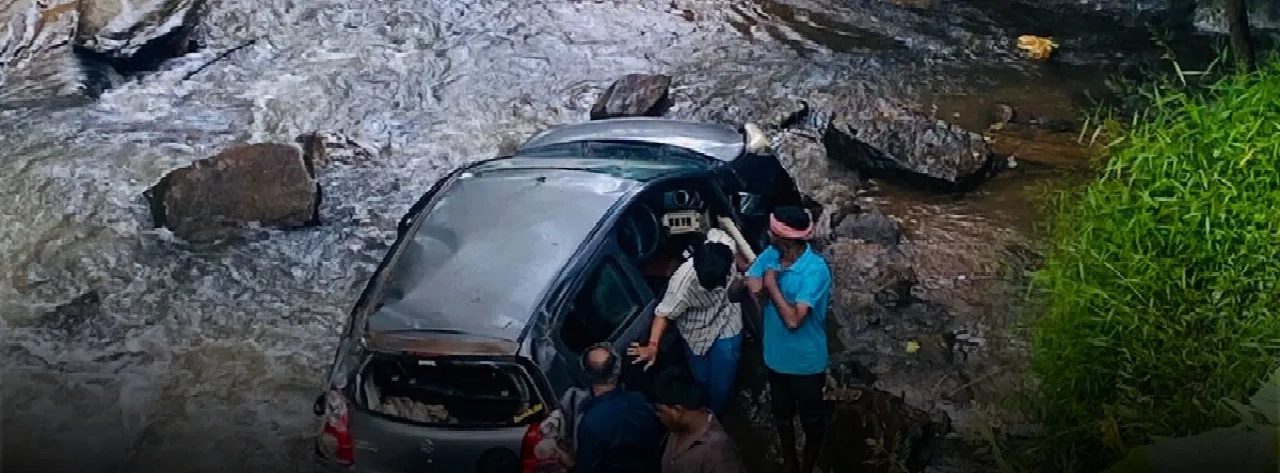 ಸಕಲೇಶಪುರದಲ್ಲಿ 80 ಅಡಿ ಪ್ರಪಾತಕ್ಕೆ ಬಿದ್ದ ಕಾರು – ನಾಲ್ವರಿಗೆ ಗಾಯ, ಪವಾಡದಿಂದ ಪಾರಾದ ಕುಟುಂಬ.