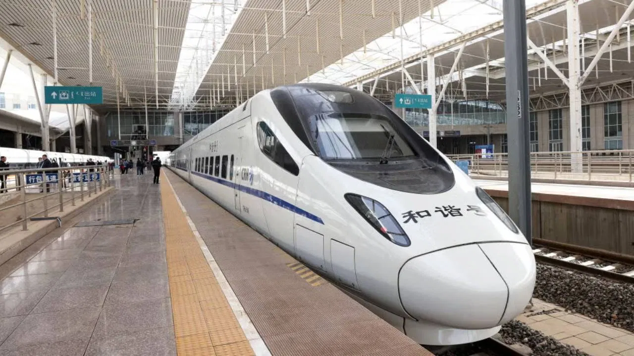 ವಿಶ್ವದ ಅತೀ ವೇಗದ ಚೀನಾ ರೈಲು! — 896 ಕಿಮೀ ಟಾಪ್ ಸ್ಪೀಡ್, 450 ಕಿಮೀ ಆಪರೇಟಿಂಗ್ ಸ್ಪೀಡ್.