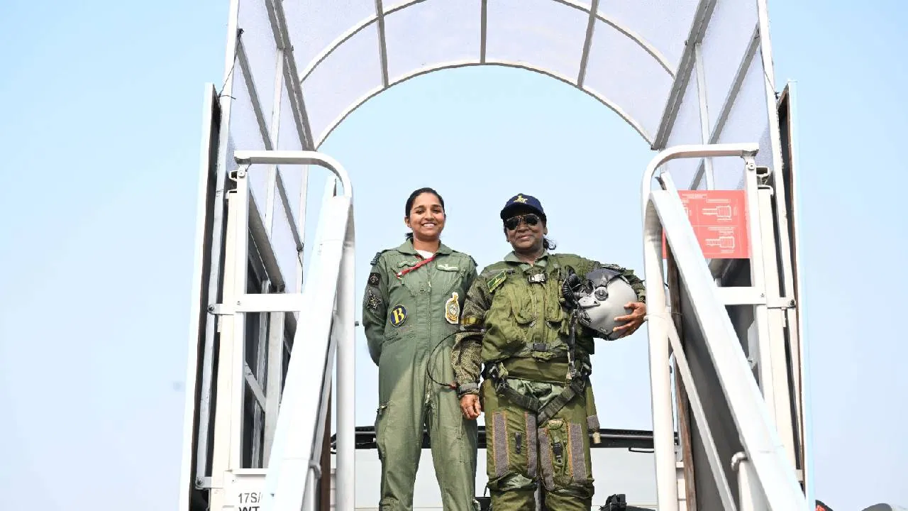  “ರಫೇಲ್ ಹಾರಿಸಿದ ಭಾರತದ ಮೊದಲ ಮಹಿಳಾ ಪೈಲಟ್ ಶಿವಾಂಗಿ ಸಿಂಗ್ ಅವರನ್ನು ರಾಷ್ಟ್ರಪತಿ ದ್ರೌಪದಿ ಮುರ್ಮು ಭೇಟಿಯಾದರು”.
