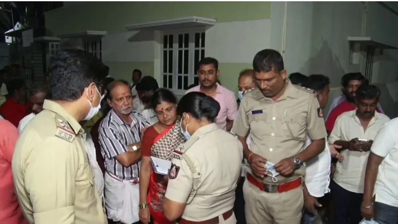 ದೇವನಹಳ್ಳಿಯಲ್ಲಿ ಒಂದೇ ಕುಟುಂಬದ ನಾಲ್ವರಿಂದ ಸಾಮೂಹಿಕ ಆತ್ಮ*ತ್ಯೆಗೆ ಯತ್ನ.!