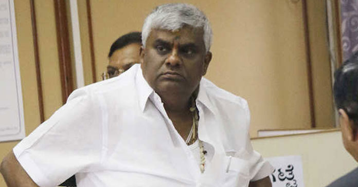 “ನನ್ನ ಕಾರು ತಡೆಯೋಕೆ ಯಾರು ನೀವು?” — ಹಾಸನಾಂಬೆ ದರ್ಶನಕ್ಕೆ ಬಂದ ಶಾಸಕರು H.D ರೇವಣ್ಣ ಗರಂ!