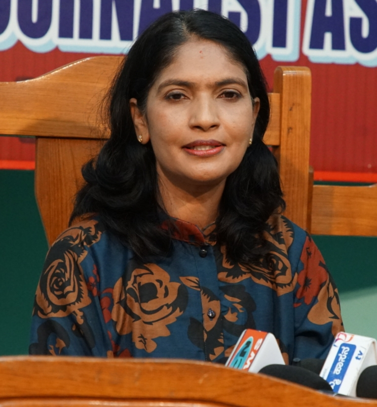 ಹಾಸನಾಂಬೆ ದರ್ಶನ ವೇಳೆ ಕುಮಾರಸ್ವಾಮಿ ಅವಮಾನ – ಜಿಲ್ಲಾಧಿಕಾರಿ ಕ್ಷಮೆ ಕೇಳಬೇಕು ಎಂದು ಪ್ರತಿಭಟನೆ.