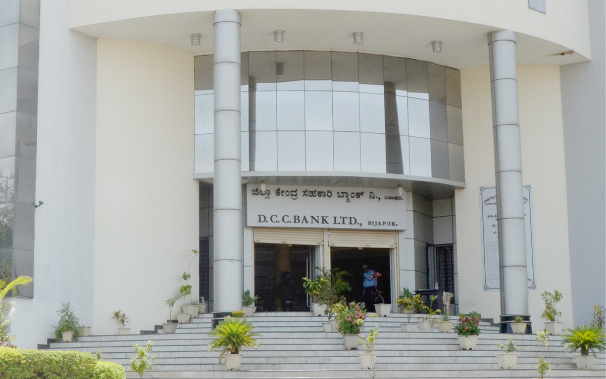 ಜಾರಕಿಹೊಳಿ vs ಸವದಿ ಬೆಂಬಲಿಗರ ನಡುವೆ ಹೈಡ್ರಾಮಾ – ಹೋಟೆಲ್ ಎದುರು ಗಲಾಟೆ!