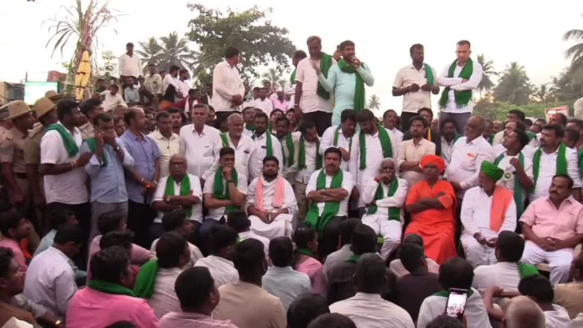 8ನೇ ದಿನಕ್ಕೆ ಕಾಲಿಟ್ಟ ಕಬ್ಬು ಬೆಳೆಗಾರರ ಹೋರಾಟ!