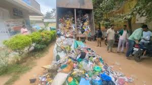  “ಸ್ಮಶಾನದಲ್ಲಿ ತ್ಯಾಜ್ಯ ಸುರಿಸಿದ ಪಂಜಾಯತ್‌ — ಕಚೇರಿ ಮುಂದೆ ಕಸ ಸುರಿದು ಪ್ರತಿಭಟನೆ!”