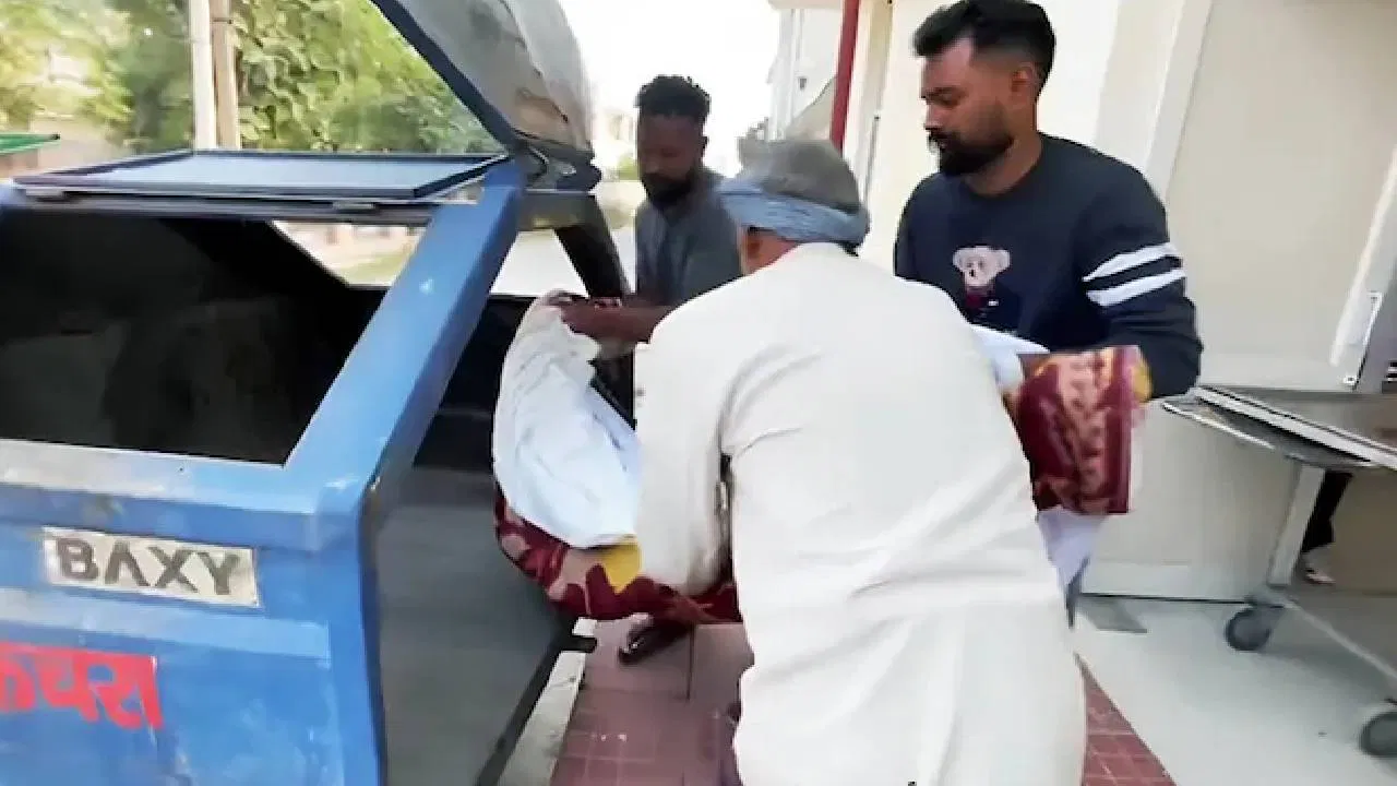 ಅನಾಥ ಶವವನ್ನು ಕಸದ ಟ್ರಾಲಿಯಲ್ಲಿ ಸ್ಮಶಾನಕ್ಕೆ ಕರೆದುಕೊಂಡು ಹೋದ ಪುರಸಭೆ ಸಿಬ್ಬಂದಿ!