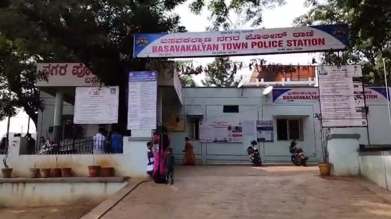  “ಹೈವೇ ಮೇಲೆ ಸಿನಿಮೀಯ ದರೋಡೆ! 23 ಲಕ್ಷ ಚಿನ್ನ ಲೂಟಿ – ಬೀದರ್‌ನಲ್ಲಿ ಡೇಂಜರ್ ಗ್ಯಾಂಗ್ ಕಾಟ”.