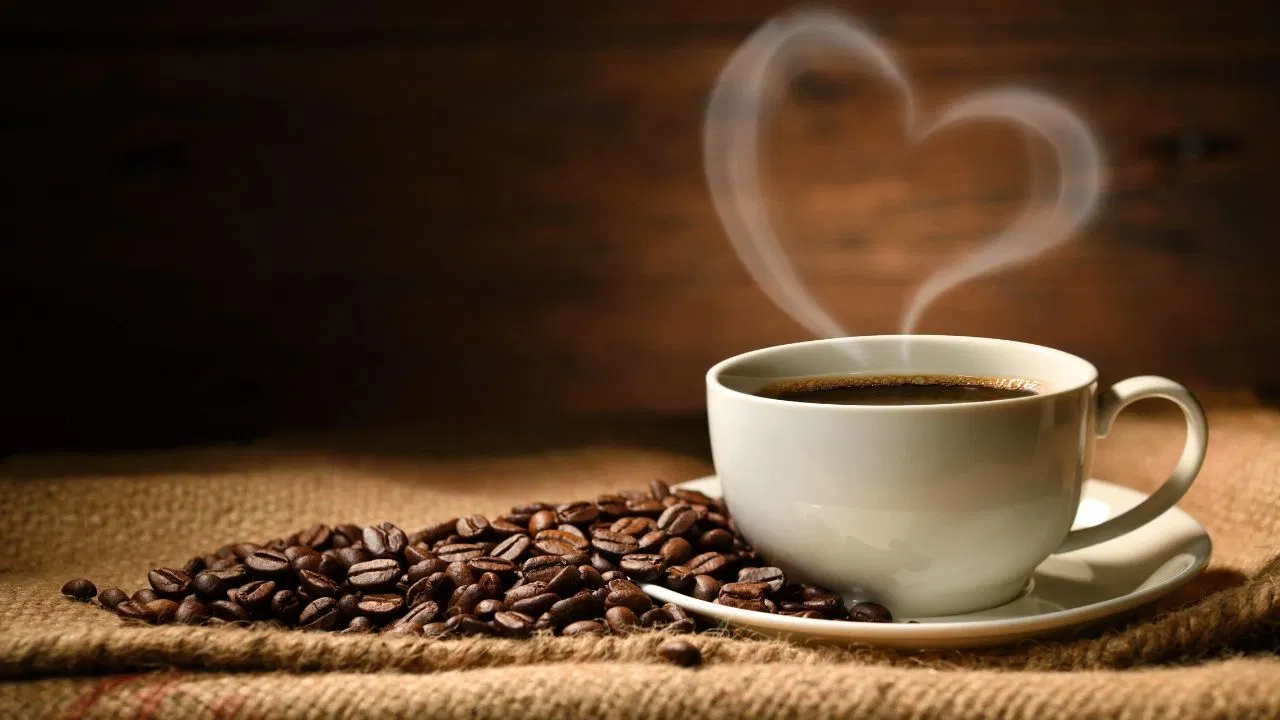 ಕಾಫಿ ಪ್ರಿಯರಿಗೆ ಬಿಗ್ ಶಾಕ್! ಬಿಸಿ ಕಾಫಿ ಈಗ ನಾಲಿಗೆಗೆ ಮಾತ್ರವಲ್ಲ — ಜೇಬಿಗೂ ‘ಹೀಟ್’.