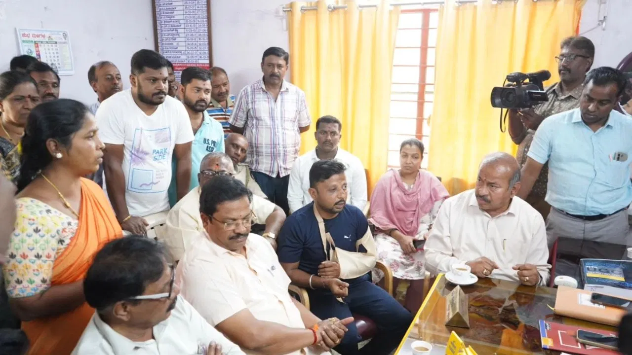  “ಶಿವಮೊಗ್ಗ ವ್ಯಾಪಾರಿ ಮೇಲೆ ಹ*ಲ್ಲೆ: ಹಿಂದೂ ಸೇರಿ ಮೂವರು ಬಂಧಿತರು; ಪೊಲೀಸ್ ಕಾರ್ಯಾಚರಣೆ ಜೋರು”.