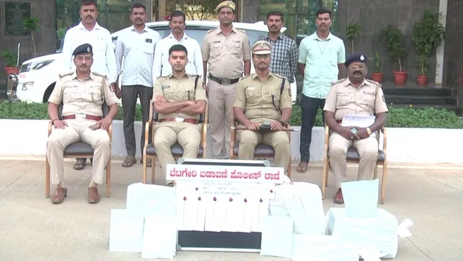 ಗದಗದಲ್ಲಿ ಬಯಲಾದ ನಕಲಿ ದಾಖಲೆ ಜಾಲ: ಫೋಟೋ ಸ್ಟುಡಿಯೋದಲ್ಲೇ ಲೈಸೆನ್ಸ್–ಆಧಾರ್ ತಯಾರಿಕೆ!