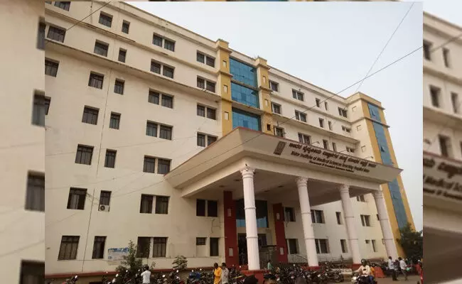 ಬೀದರ್ ಬ್ರಿಮ್ಸ್ ಆಸ್ಪತ್ರೆಗೆ ‘ಭ್ರಷ್ಟಾಚಾರದ ರೋಗ’! 4 ತಿಂಗಳಿಂದ ಗುತ್ತಿಗೆ ನೌಕರರಿಗೆ ಸಂಬಳ ಇಲ್ಲ.