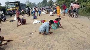 ತುಮಕೂರಿನಲ್ಲಿ ಗೋಧಿ ಲಾರಿ ಪಲ್ಟಿ; ರೋಡಿಗೆ ಬಿದ್ದ ಗೋಧಿ ಬಾಚಲು ಮುಗಿಬಿದ್ದ ಜನ.