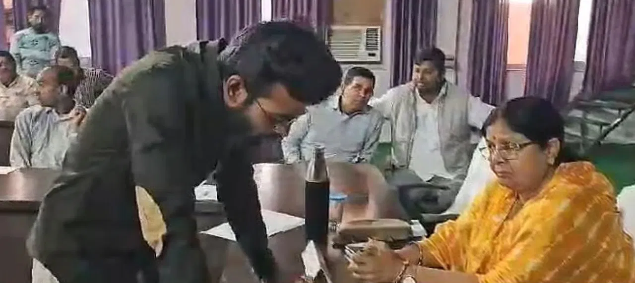 ಮೇಯರ್ ಎದುರೇ ಭ್ರಷ್ಟಾಚಾರ ಬಯಲು: ಕಂದಾಯ ಅಧಿಕಾರಿಗೆ ಫೋನ್ ಮಾಡಿ ಲಂಚ ಸಾಕ್ಷಿ ಹಿಡಿದ ಯುವಕ!