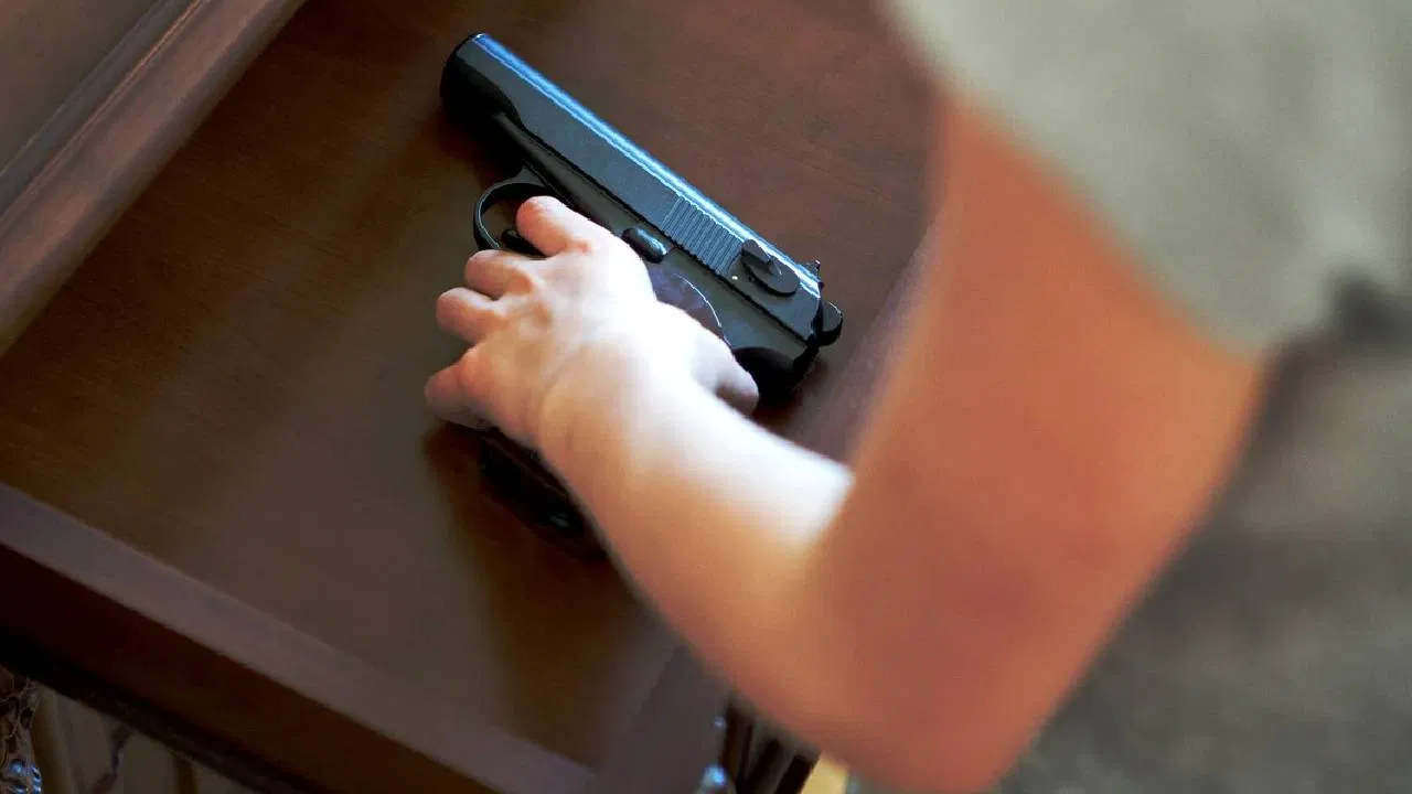 ಮಕ್ಕಳ ಕೈಯಲ್ಲಿ ಪಿಸ್ತೂಲ್, ಸಹಪಾಠಿ ಮೇಲೆ ಗುಂಡು ಹಾರಿಸಿದ ವಿದ್ಯಾರ್ಥಿ.