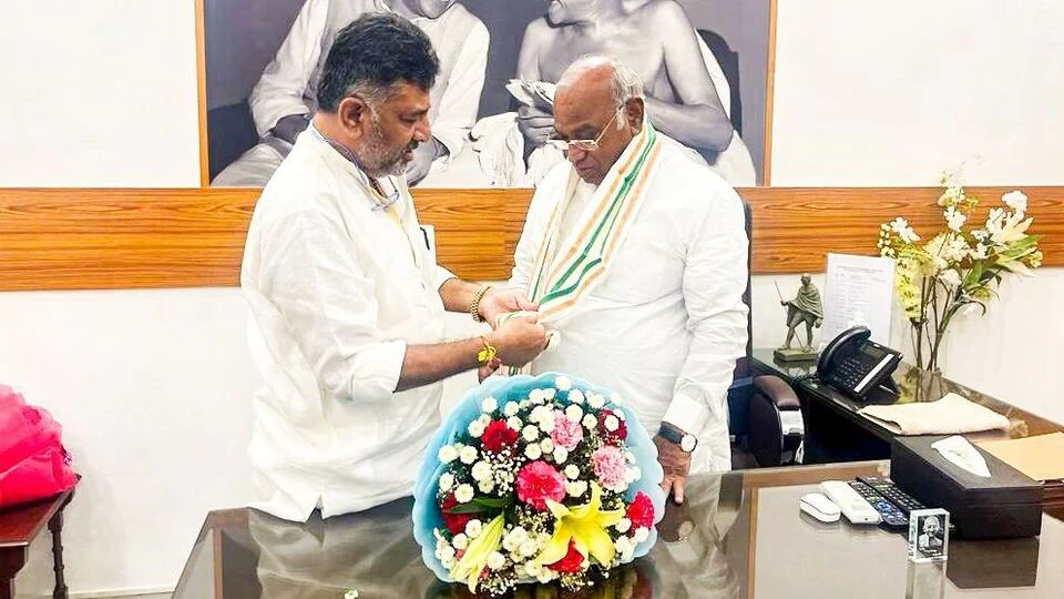 ಖರ್ಗೆ–ಡಿಕೆಶಿ ಒಂದೇ ಕಾರಿನಲ್ಲಿ ಏರ್ಪೋರ್ಟ್‌ಗೆ; ರಾಜಕೀಯ ಕುತೂಹಲ.