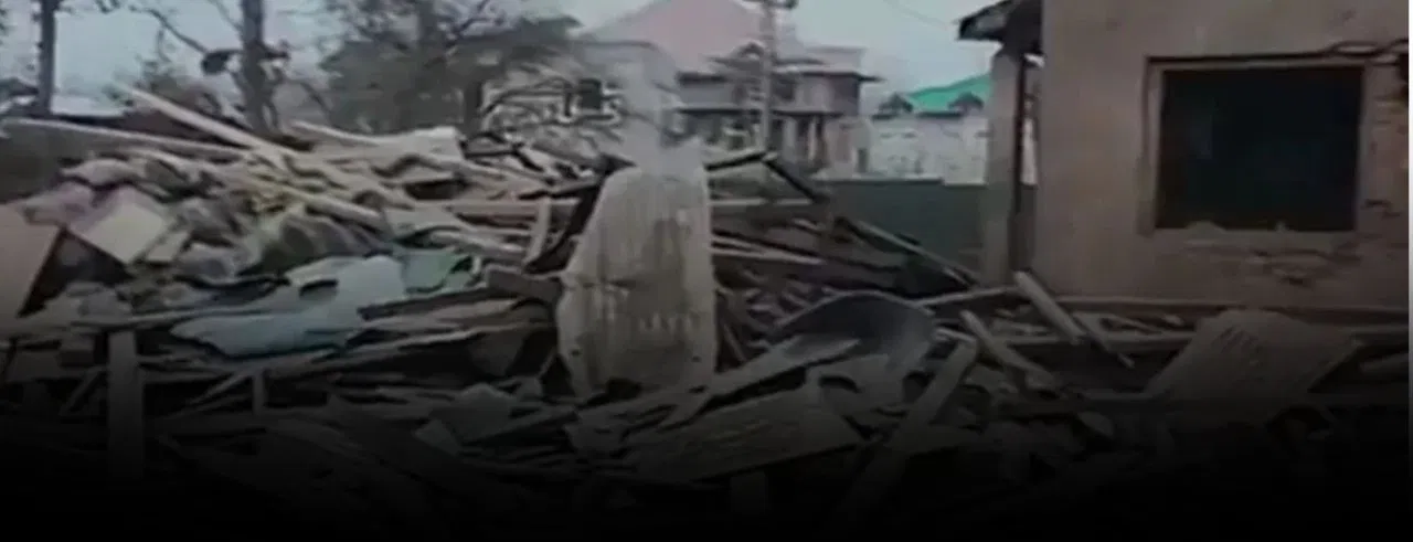 ದೆಹಲಿ ಸ್ಫೋಟದ ಆರೋಪಿಯಿಂದ ಬಳಸಲ್ಪಟ್ಟ ಡಾ. ಉಮರ್ ನಬಿ ಮನೆ ರಾತ್ರೋರಾತ್ರಿ ಧ್ವಂಸ.