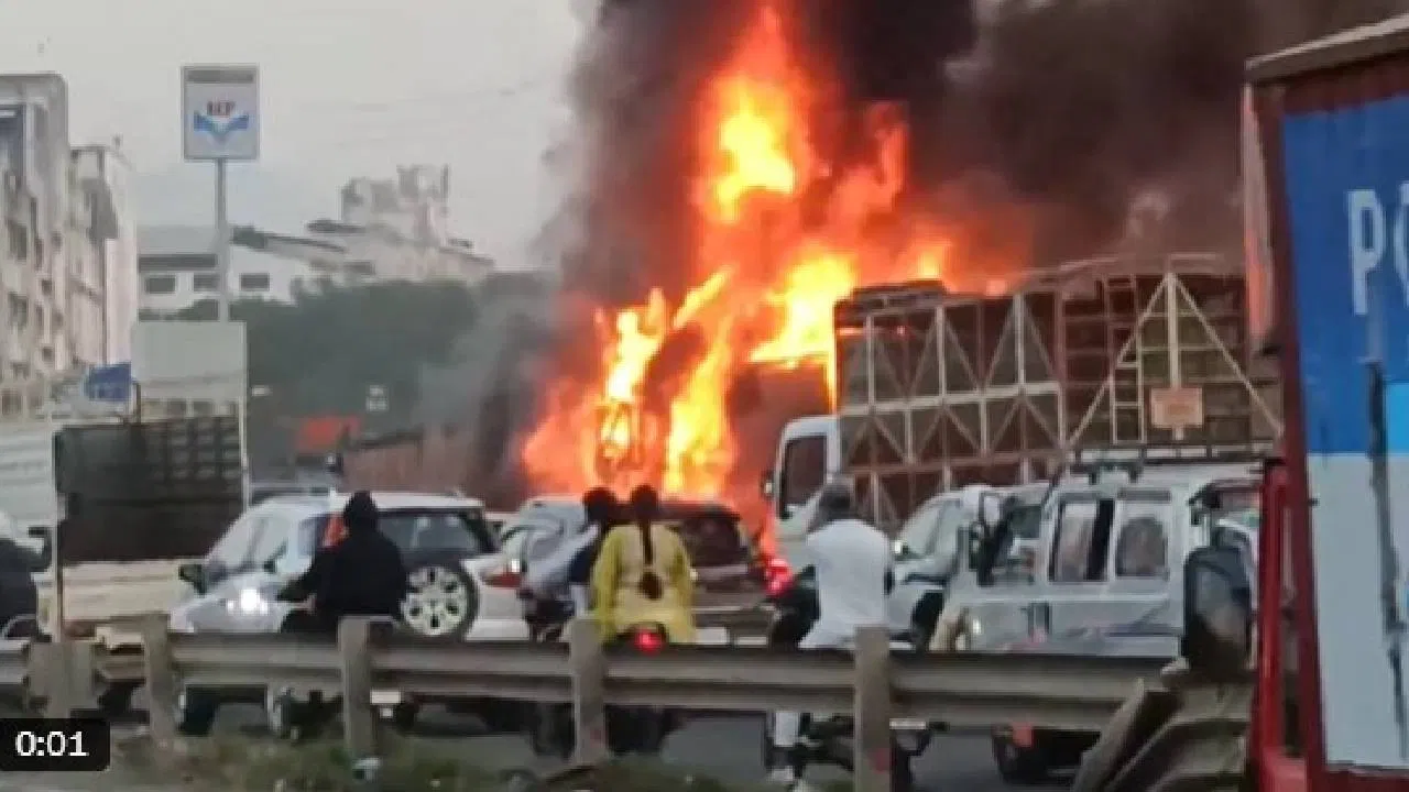 ಪುಣೆ–ಬೆಂಗಳೂರು ಹೆದ್ದಾರಿಯಲ್ಲಿ ಭೀಕರ ಅಪ*ತ: ನಿಯಂತ್ರಣ ಕಳೆದುಕೊಂಡ ಕಂಟೇನರ್.