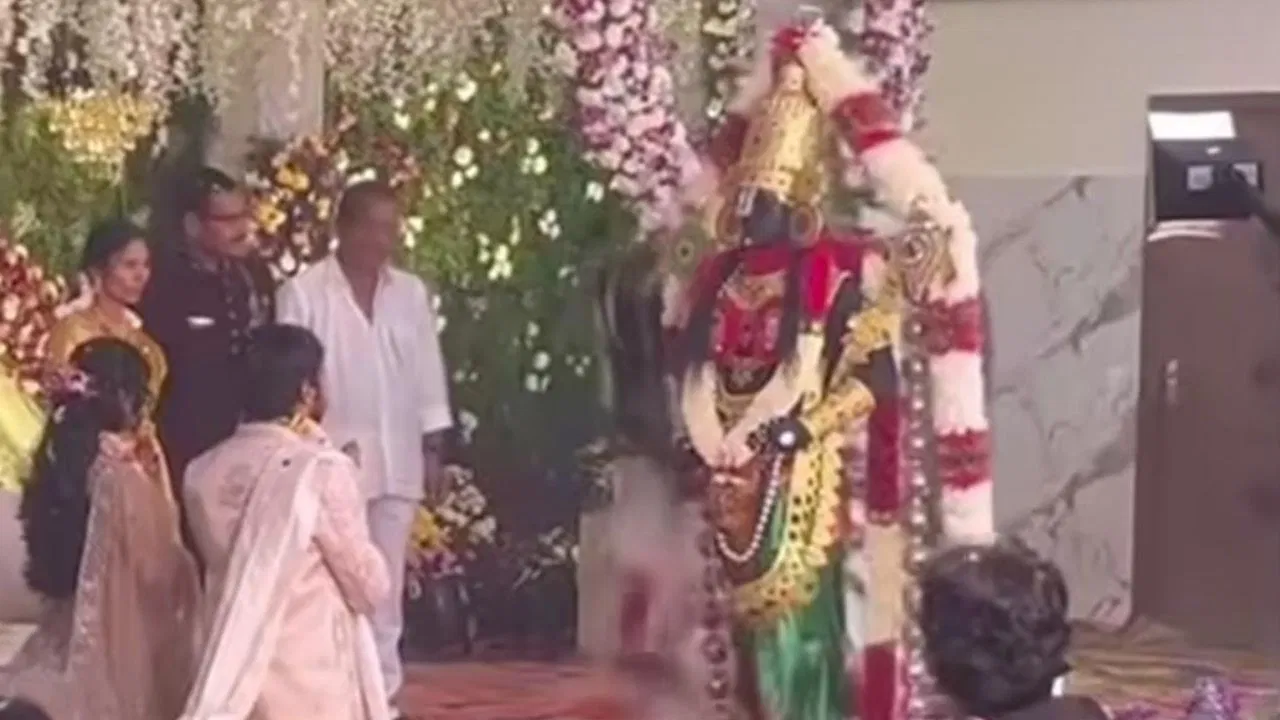 ಮದುವೆ ಮಂಟಪಕ್ಕೆ ಬಂದ ತಿರುಪತಿ ತಿಮ್ಮಪ್ಪ? ನವಜೋಡಿಗೆ “ದೇವರ ದರ್ಶನ”.