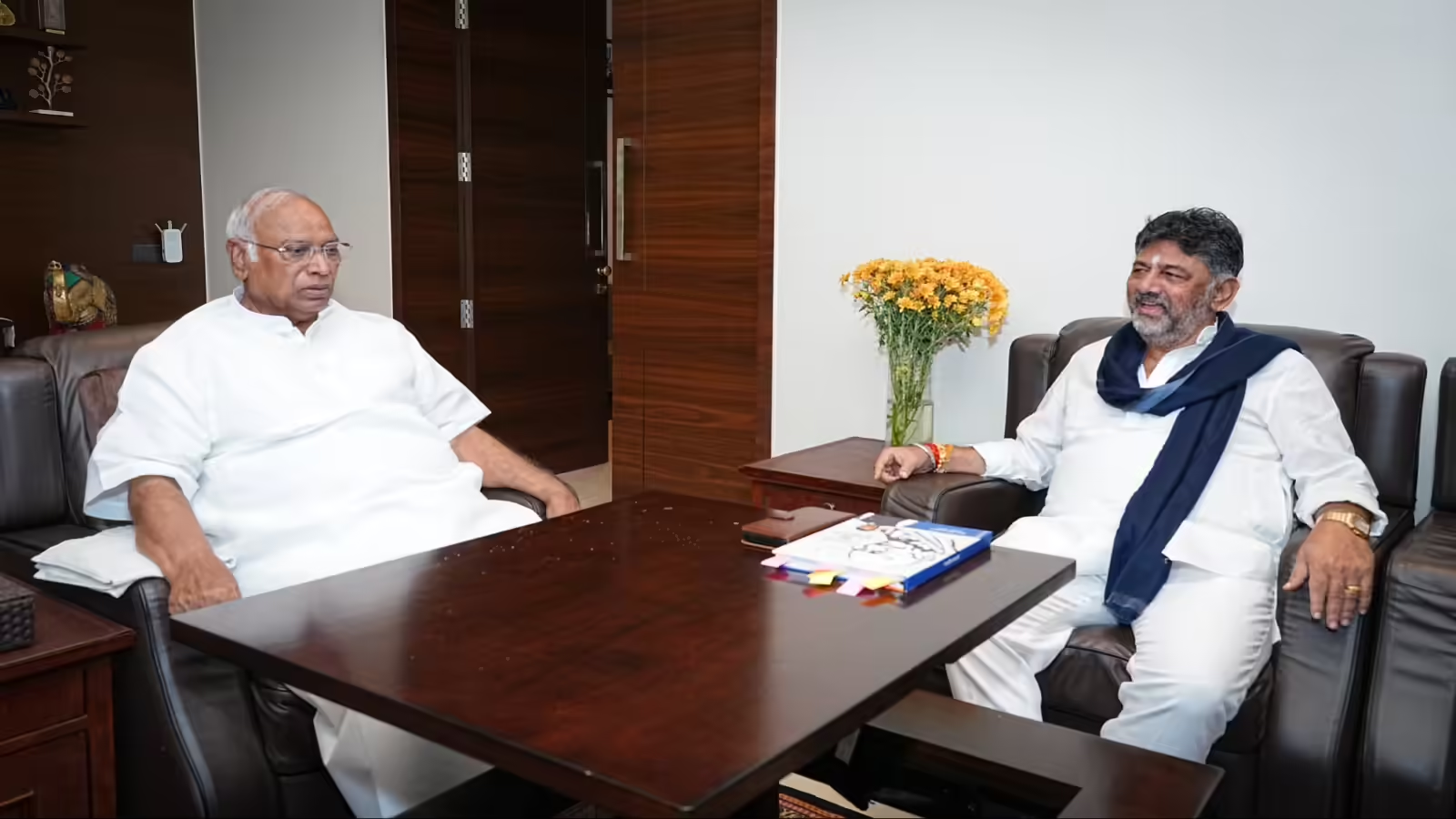 ನವೆಂಬರ್ ಕ್ರಾಂತಿ ಚರ್ಚೆ ನಡುವೆ ಖರ್ಗೆ–ಡಿಕೆಶಿ ಗುಪ್ತ ಭೇಟಿ ಯಾಕೆ? DCM ಬಾಯ್ಬಿಚ್ಚಿದ ಗುಟ್ಟು!