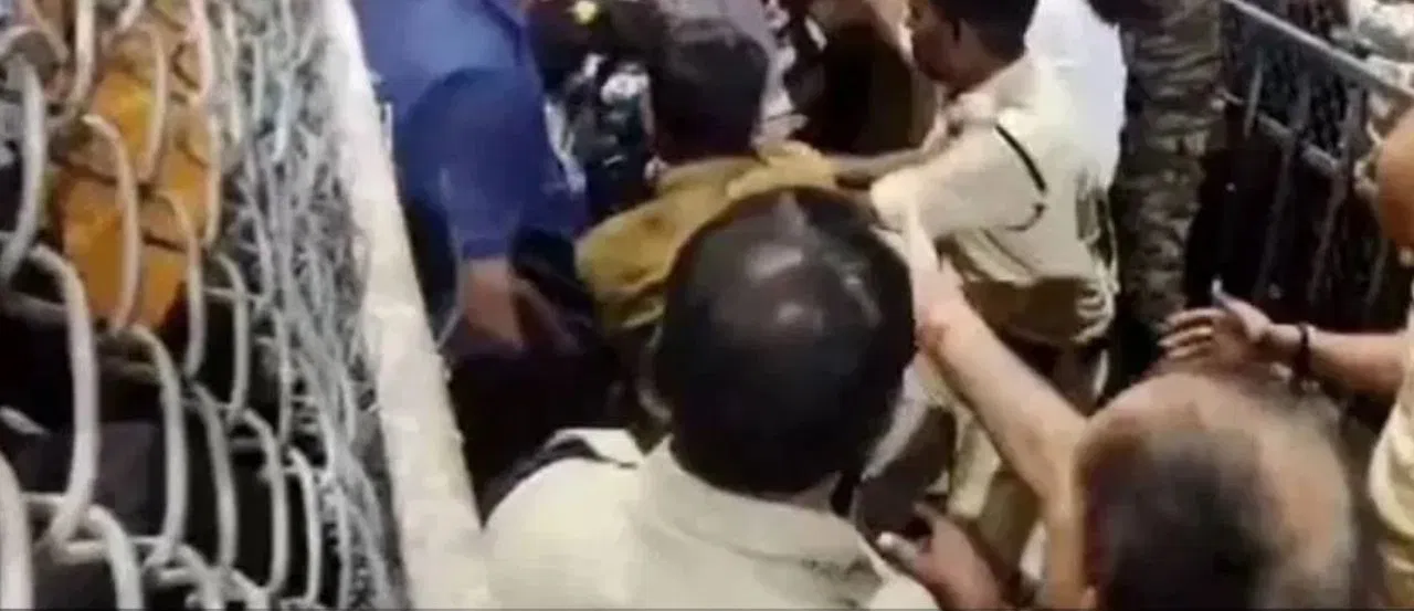 ಆಂಧ್ರ ಪ್ರದೇಶದ ಕಾಶಿಬುಗ್ಗ ದೇಗುಲದಲ್ಲಿ ಕಾಲ್ತುಳಿತ ದುರಂತ: 9 ಭಕ್ತರ ದುರ್ಮರಣ, ಹಲವಾರು ಮಂದಿ ಗಾಯಾಳು.