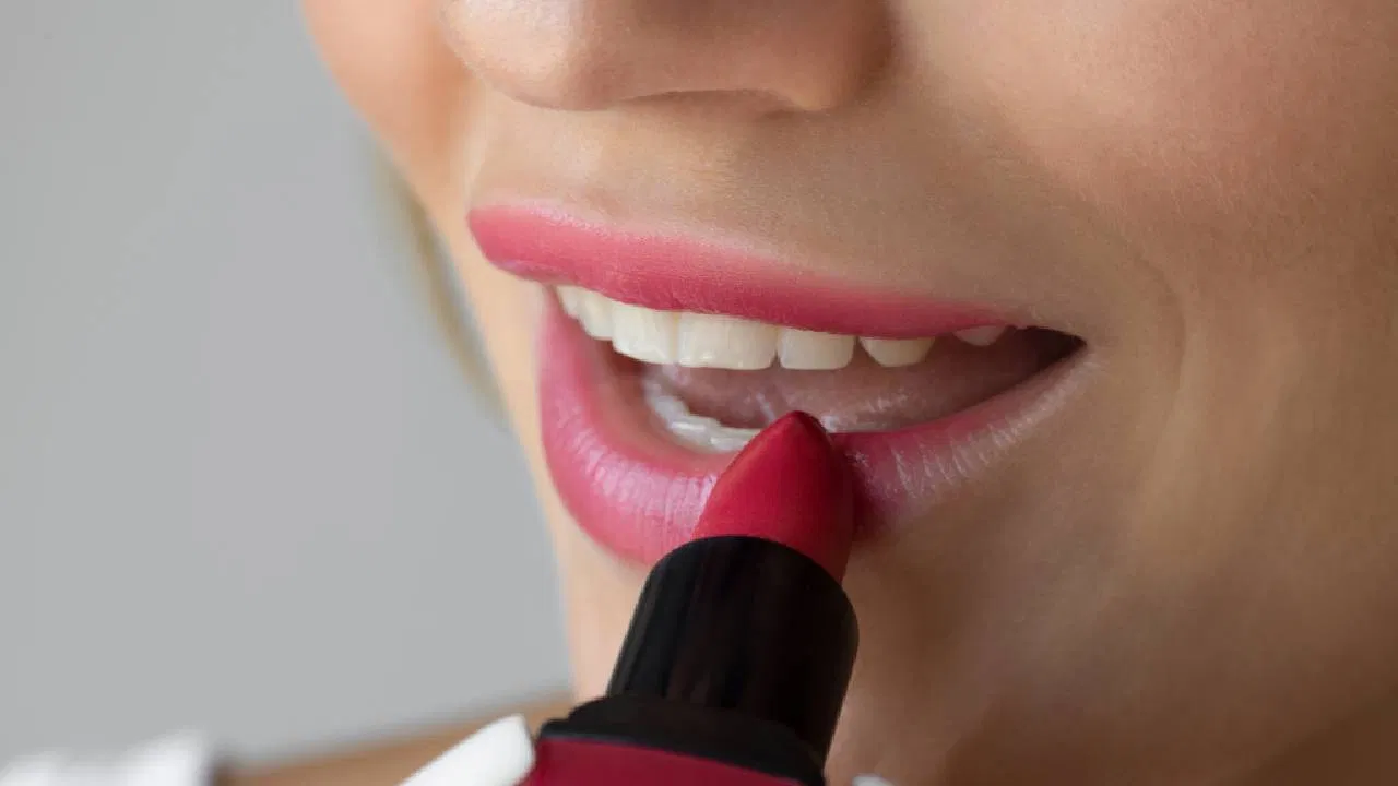  “3 ಸಾಮಾನ್ಯ ವಸ್ತುಗಳಿಂದ ಮನೆಯಲ್ಲೇ ನೈಸರ್ಗಿಕ ಪಿಂಕ್ ಲಿಪ್ಸ್ಟಿಕ್: ಹೆಣ್ಮಕ್ಕಳಿಗೆ ಸೂಪರ್ ಟಿಪ್ಸ್!”