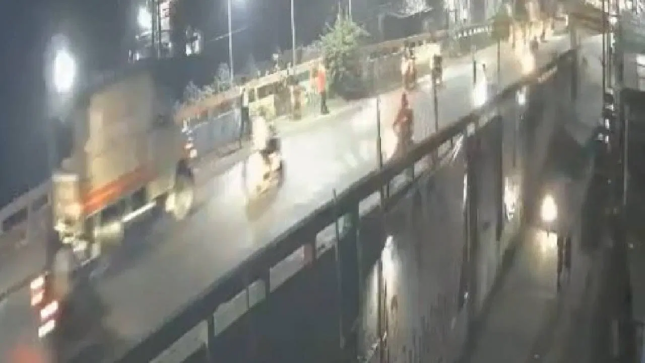 ಟಾಟಾ ನೆಕ್ಸಾನ್ ನಿಯಂತ್ರಣ ತಪ್ಪಿ 4 ಸಾ*ವು, ಫ್ಲೈಓವರ್ನಿಂದ ವ್ಯಕ್ತಿ ಕೆಳಕ್ಕೆ ಬಿದ್ದ ದೃಶ್ಯ CCTVಯಲ್ಲಿ ಸೆರೆ.