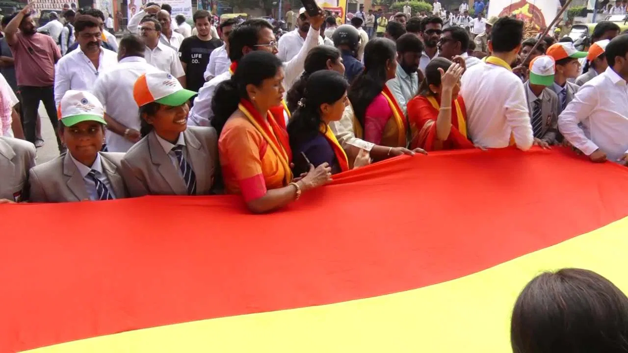7 ಕಿಮೀ ಉದ್ದದ ಕನ್ನಡ ಧ್ವಜದ ಭವ್ಯ ಮೆರವಣಿಗೆ.