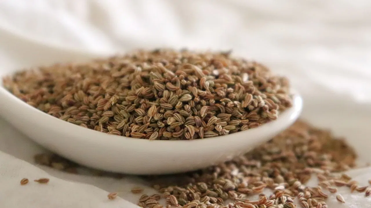 ಮುಟ್ಟಿನ ಸಮಯದಲ್ಲಿ ವಾಕರಿಕೆ, ಹೊಟ್ಟೆ ನೋವು ಹಾಗೂ ತೂಕ ಕಡಿಮೆ ಮಾಡಲು ಓಂ ಕಾಳಿನ ಅಚ್ಚರಿ ಪ್ರಯೋಜನಗಳು.