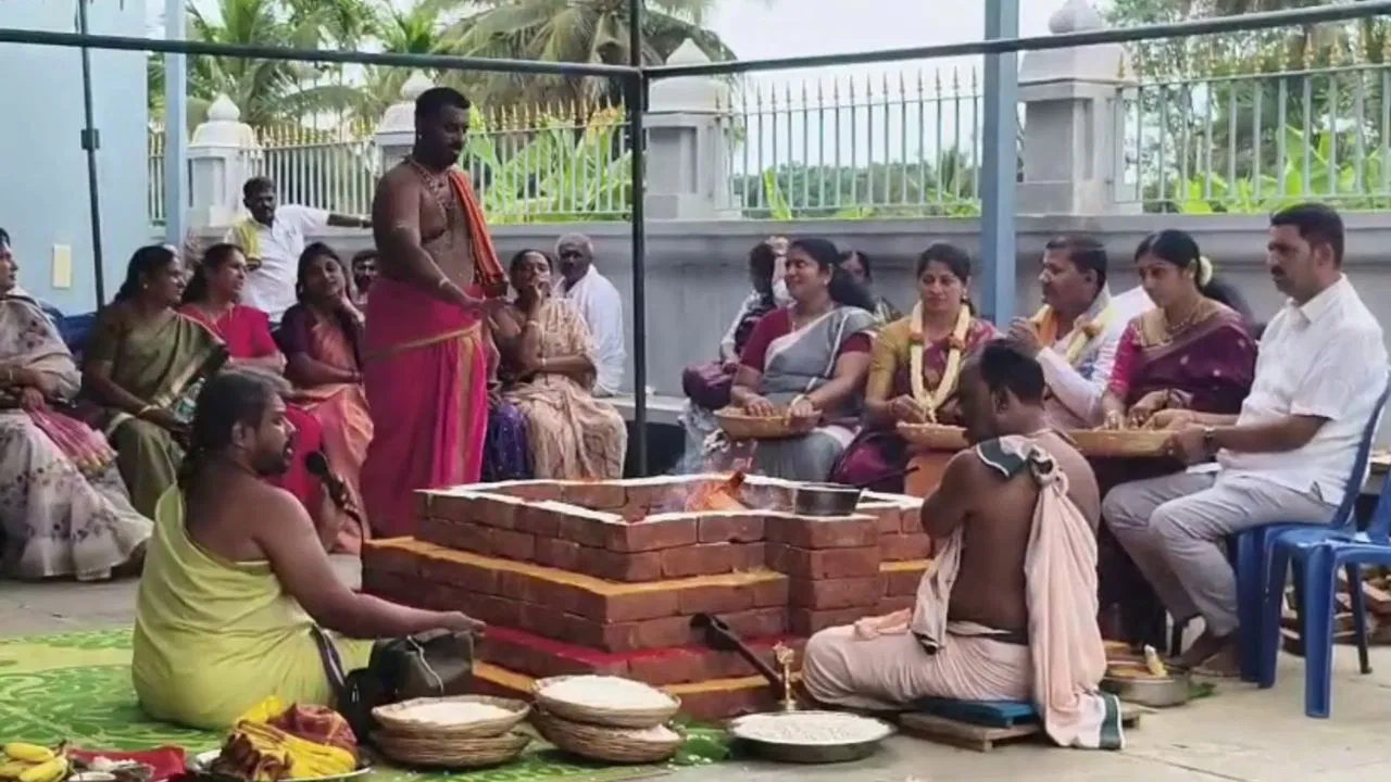 ಕುಣಿಗಲ್‌ನಲ್ಲಿ ‘ಡಿಕೆಶಿ CMಆಗಲಿ’ ಹೋಮ: ಶಾಸಕ ರಂಗನಾಥ್ ನೇತೃತ್ವದಲ್ಲಿ ನವಚಂಡಿಕಾ ಪೂಜೆ.