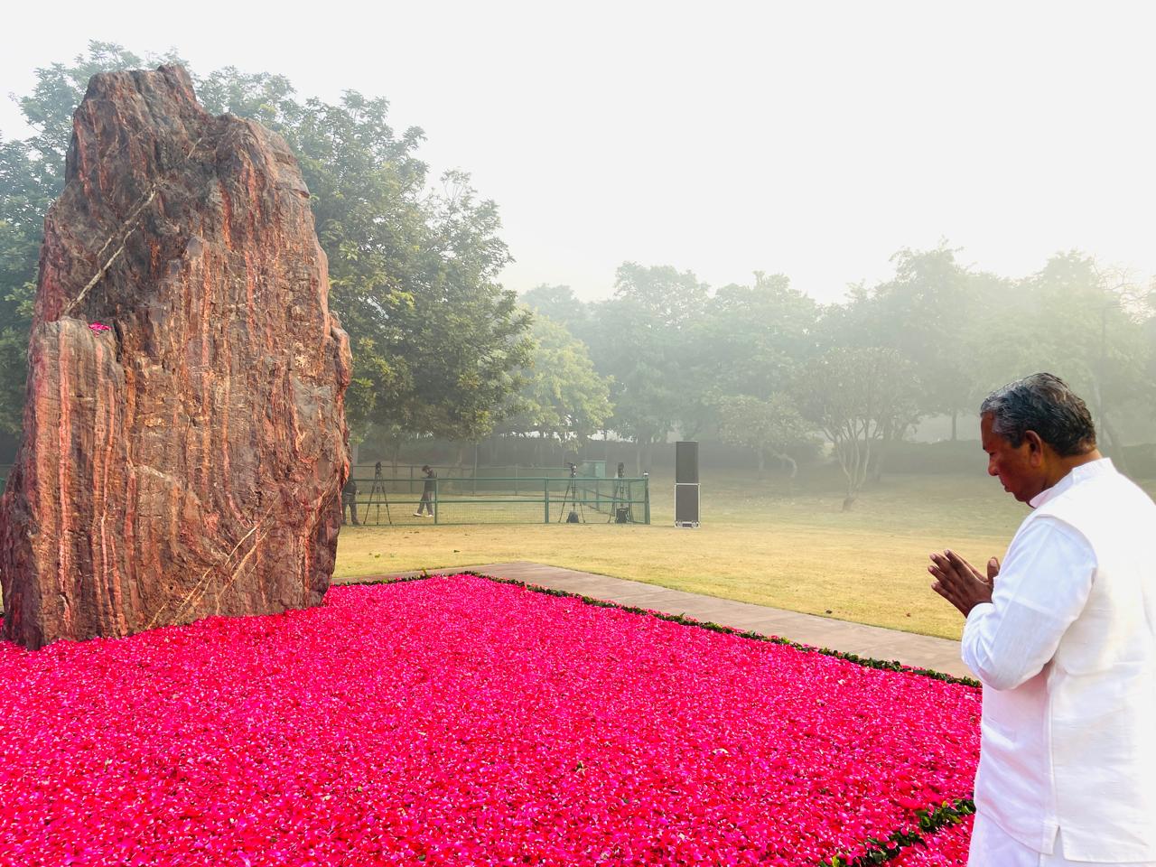 ಇಂದಿರಾ ಗಾಂಧಿ 108ನೇ ಜನ್ಮ ದಿನಾಚರಣೆಯ ಹಿನ್ನಲೆಯಲ್ಲಿ ಆಹಾರ ಸಚಿವ K.H ಮುನಿಯಪ್ಪ ಪುಷ್ಪ ನಮನ.