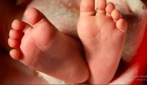 ಒಂದೂವರೆ ತಿಂಗಳ ಮಗು ಮೇಲೆ ಬಿದ್ದ ಬಾಲಕ.!