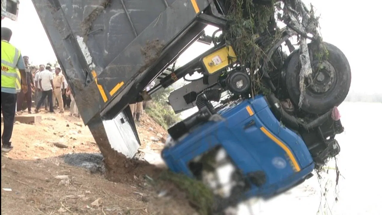 ಆನೇಕಲ್ ಬಳಿ ಲಾರಿ ಕೆರೆಗೆ ಉರುಳಿ ಚಾಲಕ ಸಾ*ವು.