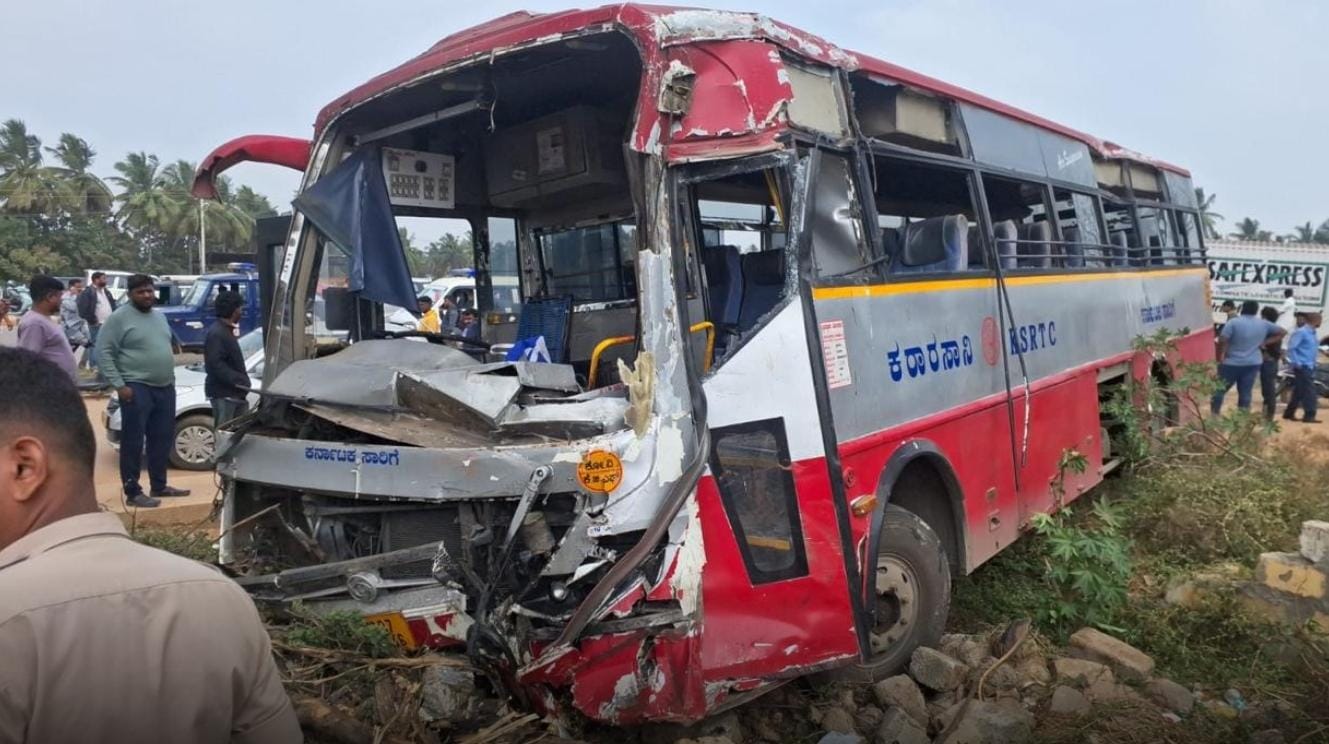 ಹೊಸಕೋಟೆ-ಕೋಲಾರ ಹೆದ್ದಾರಿಯಲ್ಲಿ ಬಸ್-ಕ್ಯಾಂಟರ್ ಭೀಕರ ಡಿಕ್ಕಿ.