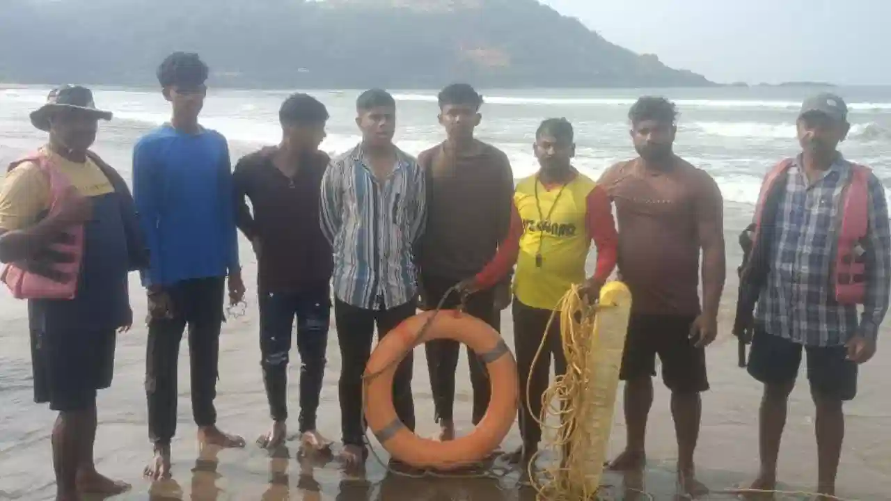 ಕಾರವಾರ ಸಮುದ್ರದಲ್ಲಿ ದುರಂತ ತಪ್ಪಿದೊಡನೆ ನಾಲ್ವರ ರಕ್ಷಣೆ.