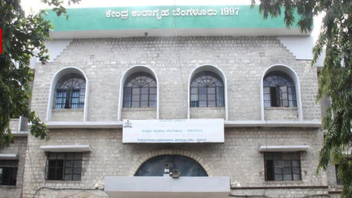 ಬೀಡಿ–ಸಿಗರೇಟ್ ನಿಷೇಧಕ್ಕೆ ಪರಪ್ಪನ ಅಗ್ರಹಾರದಲ್ಲಿ ಕೈದಿಗಳ ಧರಣಿ.