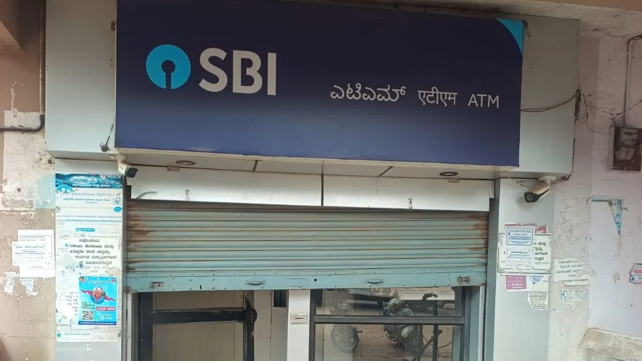 ATMಗೆ ನುಗ್ಗಿದ ಕುಡುಕನ ಹುಚ್ಚಾಟ: ನಶೆಯಲ್ಲಿ ಯಂತ್ರ ನಾಶ