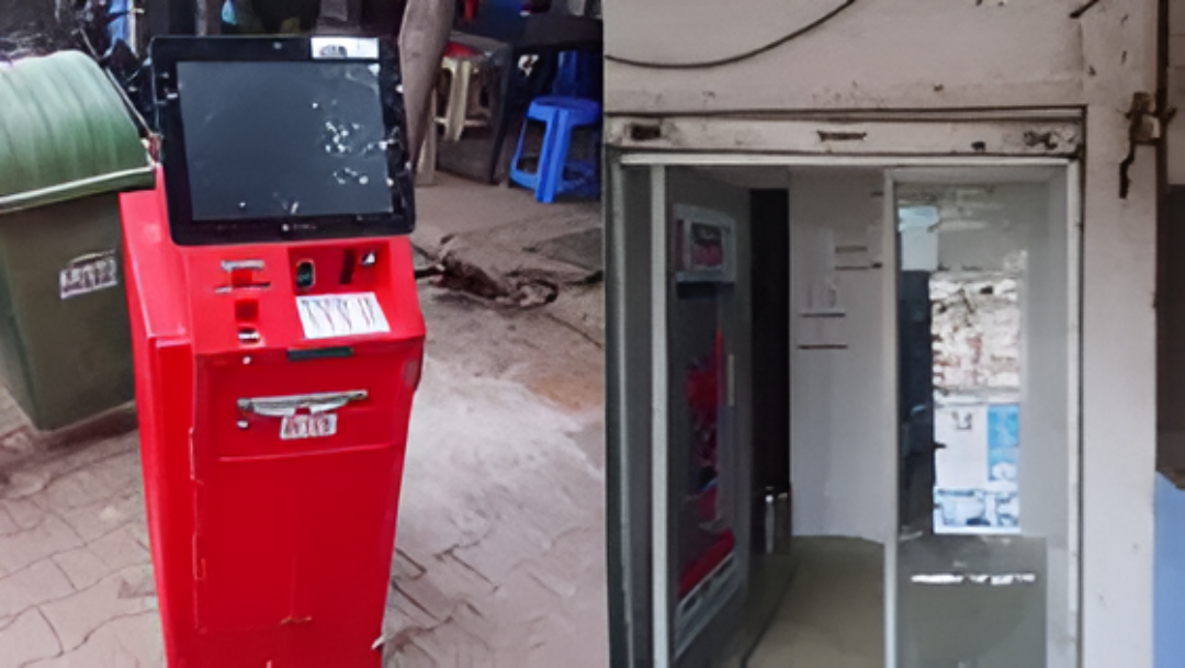 ATM ಹೊತ್ತು ಹೋಗಲು ಆಗದೆ ಕಸದ ಬುಟ್ಟಿಗೆ ಬಿಟ್ಟರು!